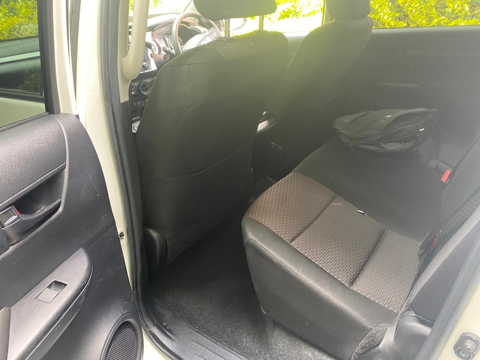 Toyota Hilux 2.4 D-4D Active Pickup Double Cab 4dr Diesel Manual 4WD Euro 6 (s/s) (150 ps)