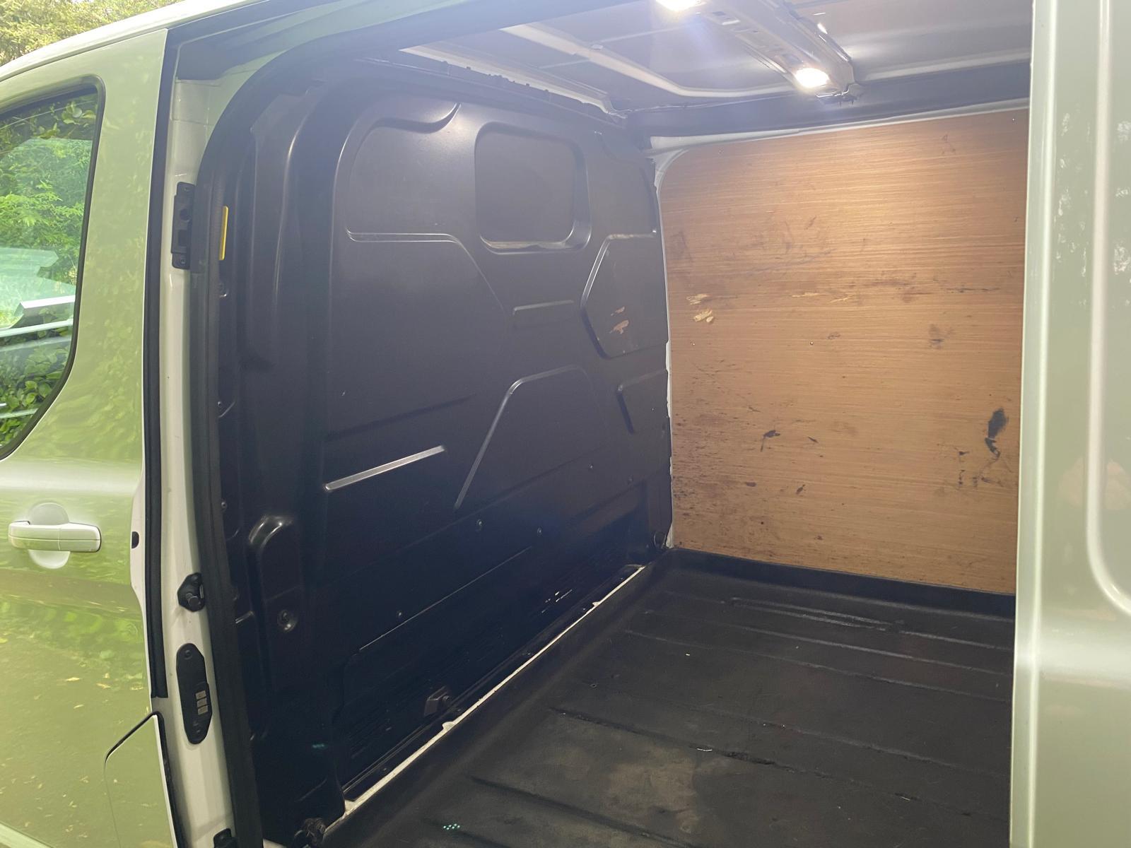 Ford Transit Custom 2.0 300 EcoBlue Limited Panel Van 5dr Diesel Auto L2 H1 Euro 6 (s/s) (130 ps)