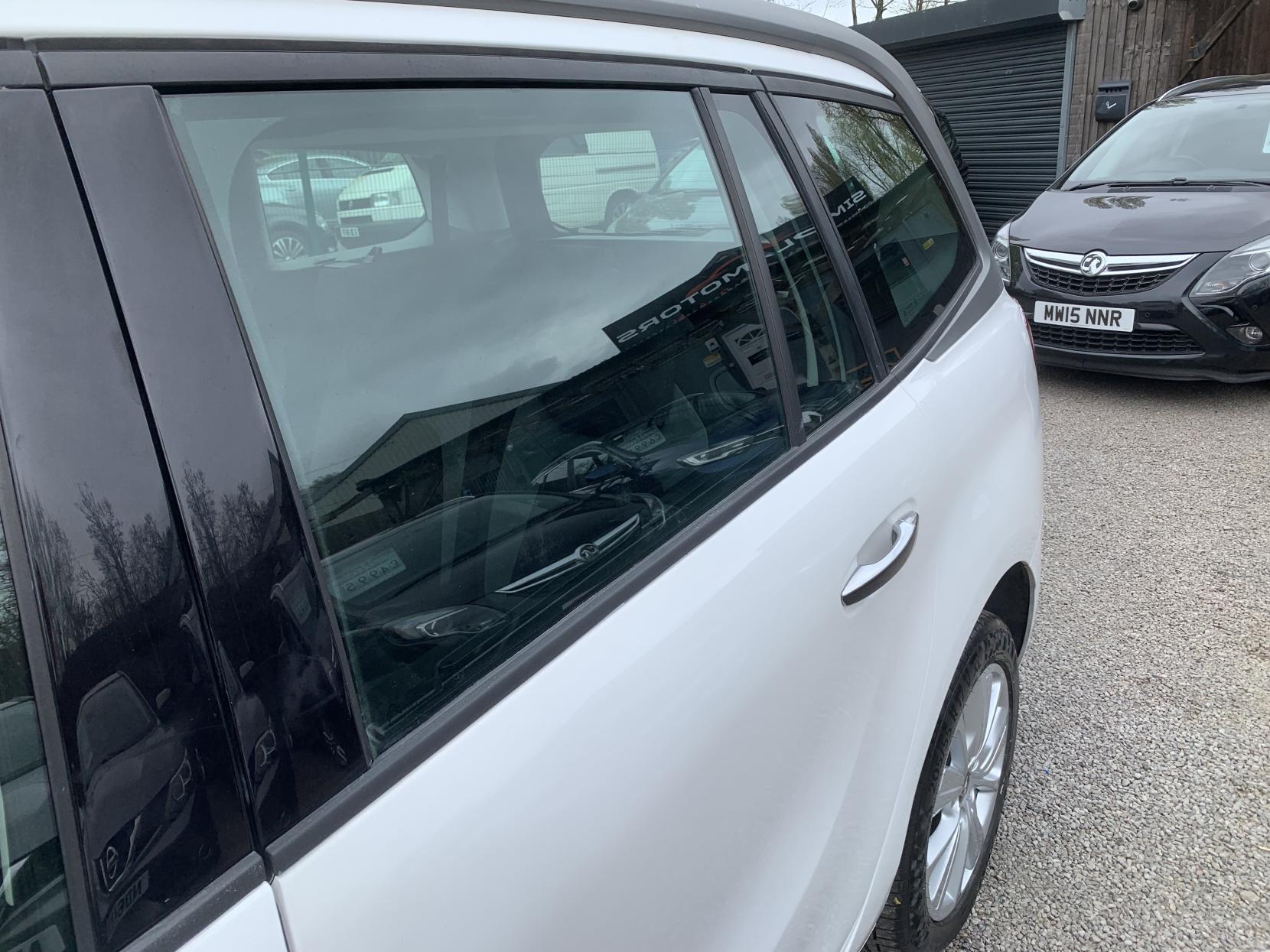 Citroen Grand C4 Picasso 1.6 e-HDi Airdream Exclusive MPV 5dr Diesel ETG6 Euro 5 (s/s) (115 ps)