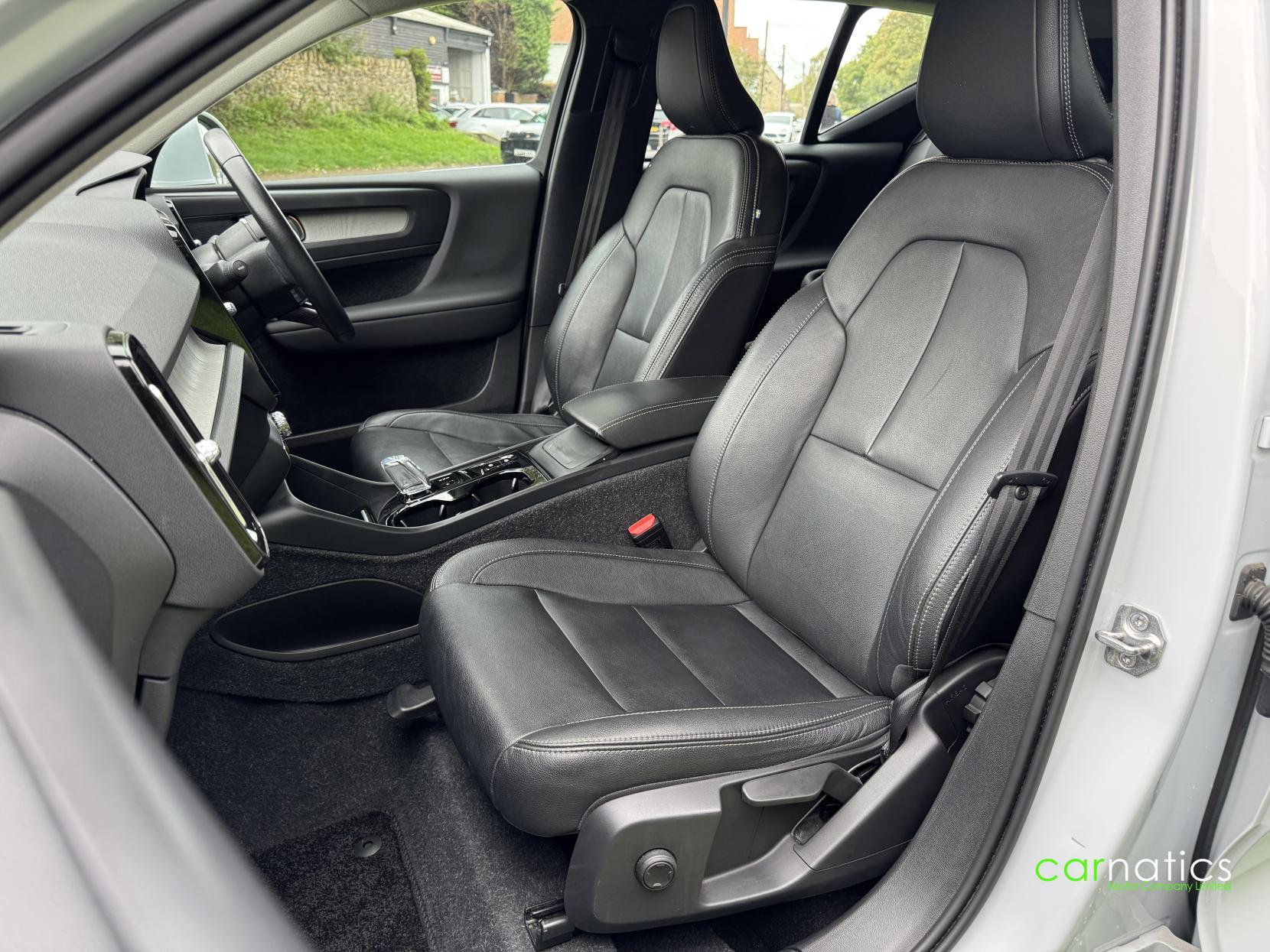 Volvo XC40 2.0 B4 MHEV Inscription SUV 5dr Petrol Hybrid Auto Euro 6 (s/s) (197 ps)