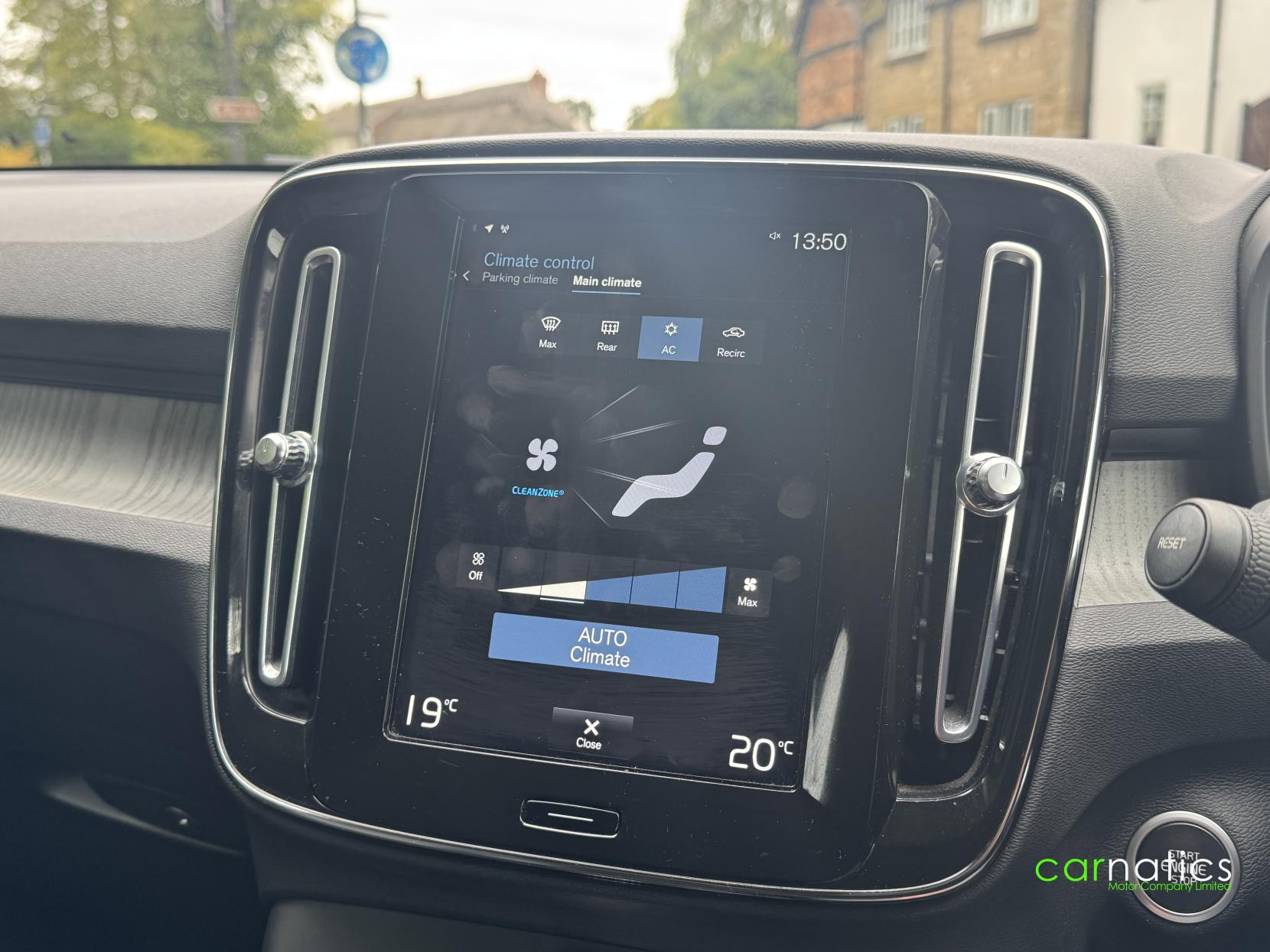 Volvo XC40 2.0 B4 MHEV Inscription SUV 5dr Petrol Hybrid Auto Euro 6 (s/s) (197 ps)