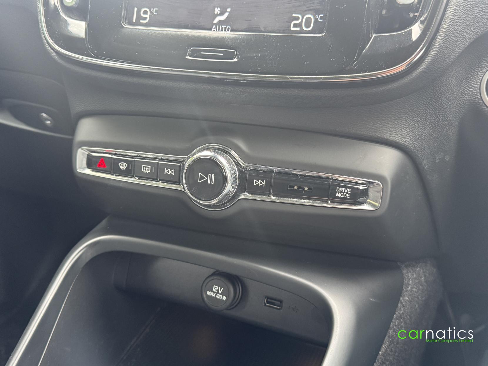 Volvo XC40 2.0 B4 MHEV Inscription SUV 5dr Petrol Hybrid Auto Euro 6 (s/s) (197 ps)