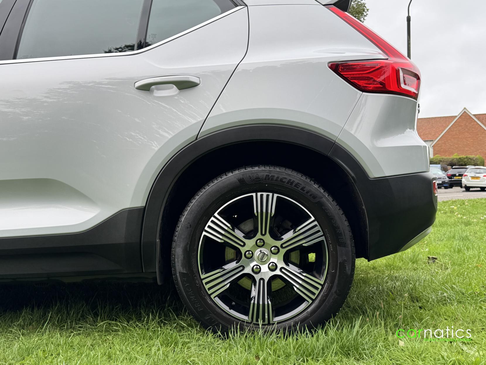 Volvo XC40 2.0 B4 MHEV Inscription SUV 5dr Petrol Hybrid Auto Euro 6 (s/s) (197 ps)