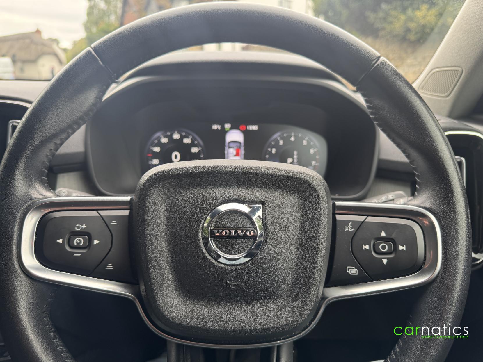 Volvo XC40 2.0 B4 MHEV Inscription SUV 5dr Petrol Hybrid Auto Euro 6 (s/s) (197 ps)