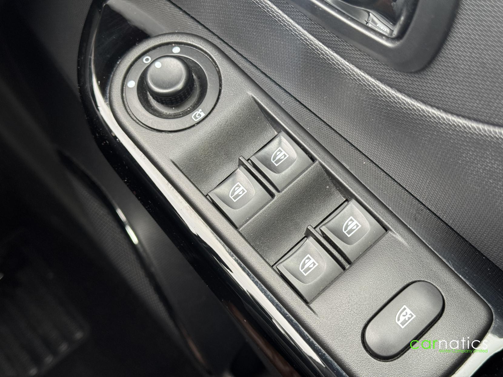 Renault Captur 1.2 TCe Dynamique S MediaNav SUV 5dr Petrol EDC Euro 5 (120 ps)