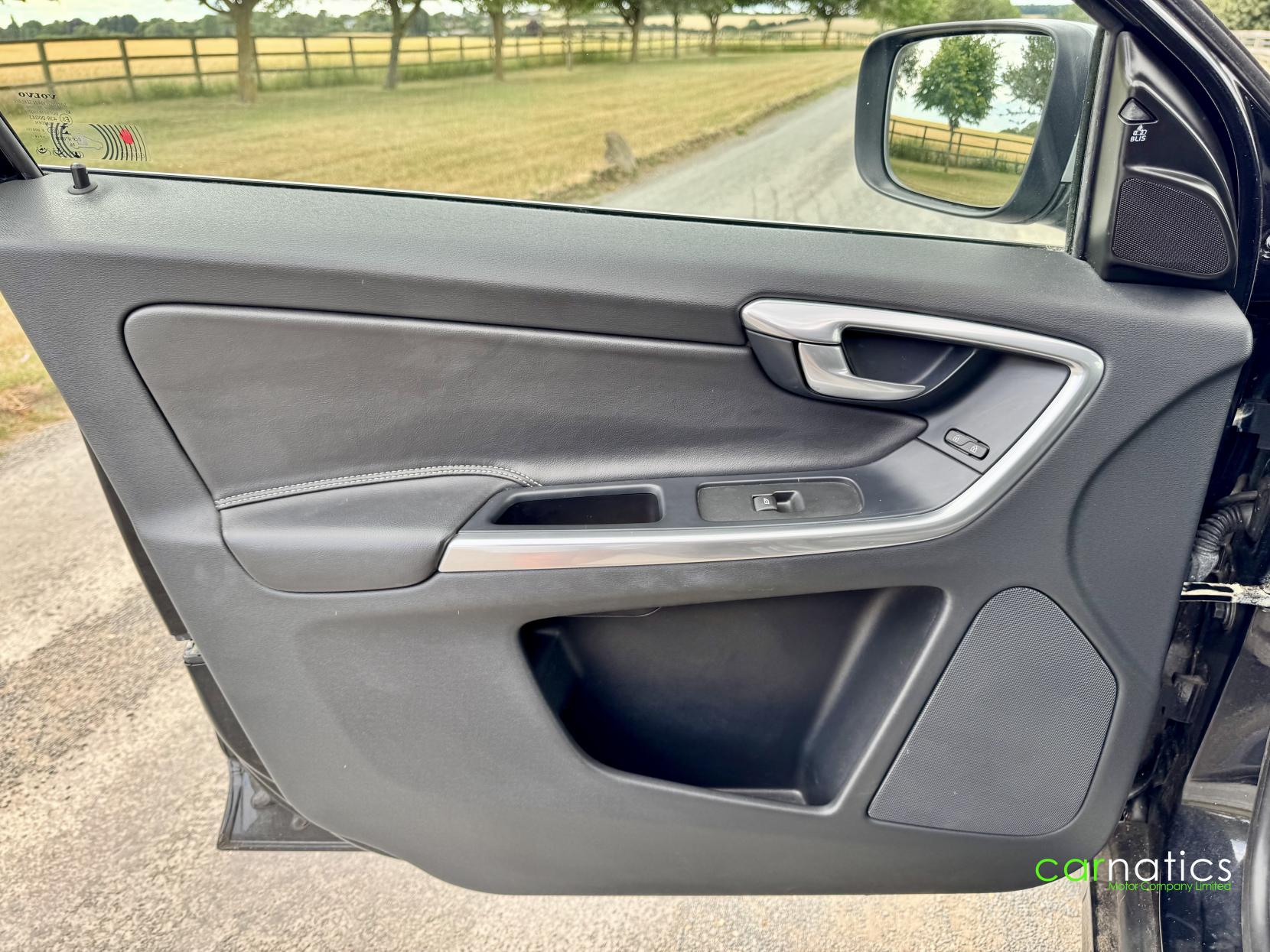 Volvo XC60 2.4 D5 R-Design Lux Nav SUV 5dr Diesel Geartronic AWD Euro 5 (215 ps)