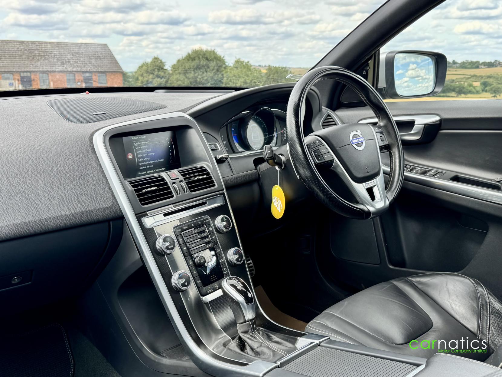 Volvo XC60 2.4 D5 R-Design Lux Nav SUV 5dr Diesel Geartronic AWD Euro 5 (215 ps)