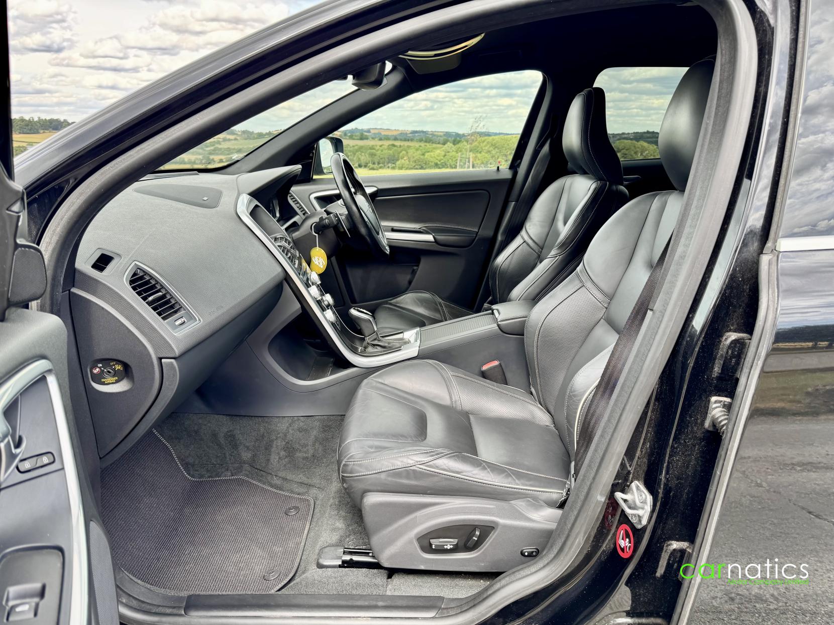 Volvo XC60 2.4 D5 R-Design Lux Nav SUV 5dr Diesel Geartronic AWD Euro 5 (215 ps)