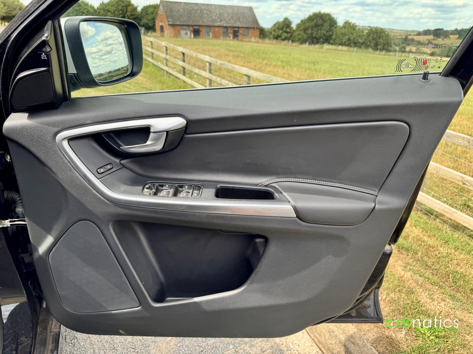 Volvo XC60 2.4 D5 R-Design Lux Nav SUV 5dr Diesel Geartronic AWD Euro 5 (215 ps)