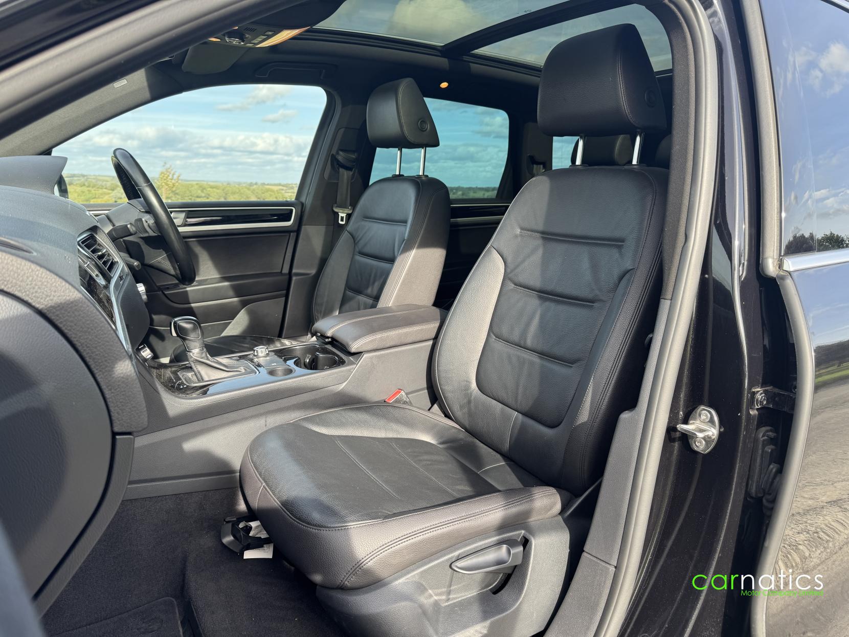 Volkswagen Touareg 3.0 TDI V6 BlueMotion Tech R-Line SUV 5dr Diesel Tiptronic 4WD Euro 5 (s/s) (245 ps)