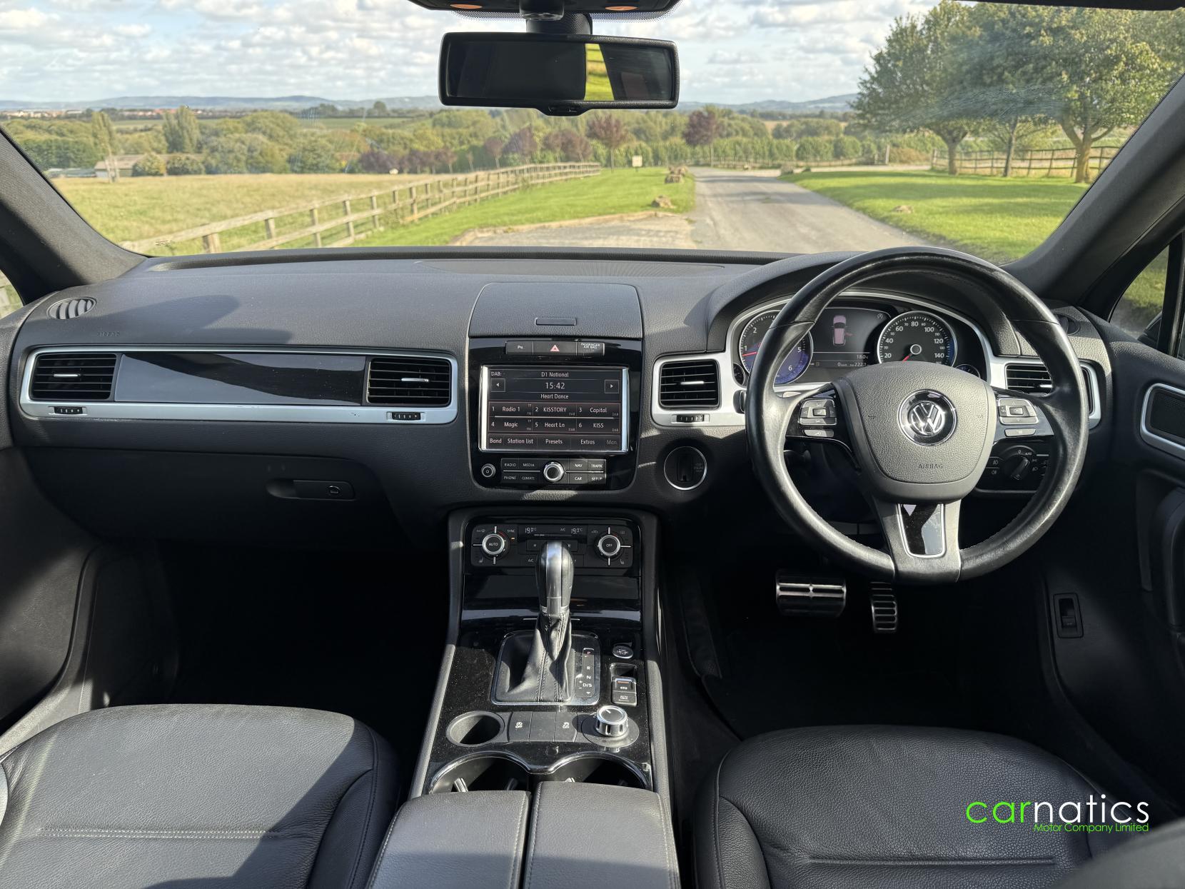 Volkswagen Touareg 3.0 TDI V6 BlueMotion Tech R-Line SUV 5dr Diesel Tiptronic 4WD Euro 5 (s/s) (245 ps)