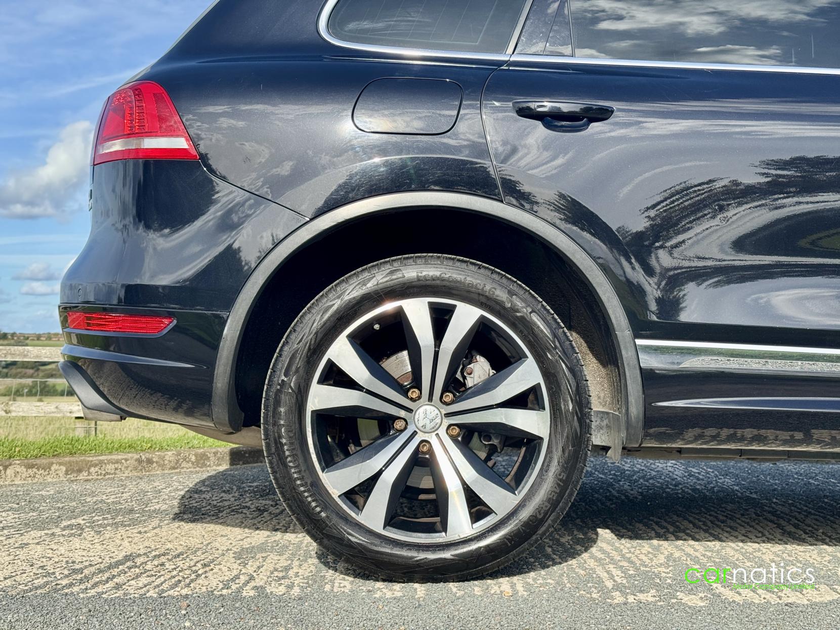 Volkswagen Touareg 3.0 TDI V6 BlueMotion Tech R-Line SUV 5dr Diesel Tiptronic 4WD Euro 5 (s/s) (245 ps)