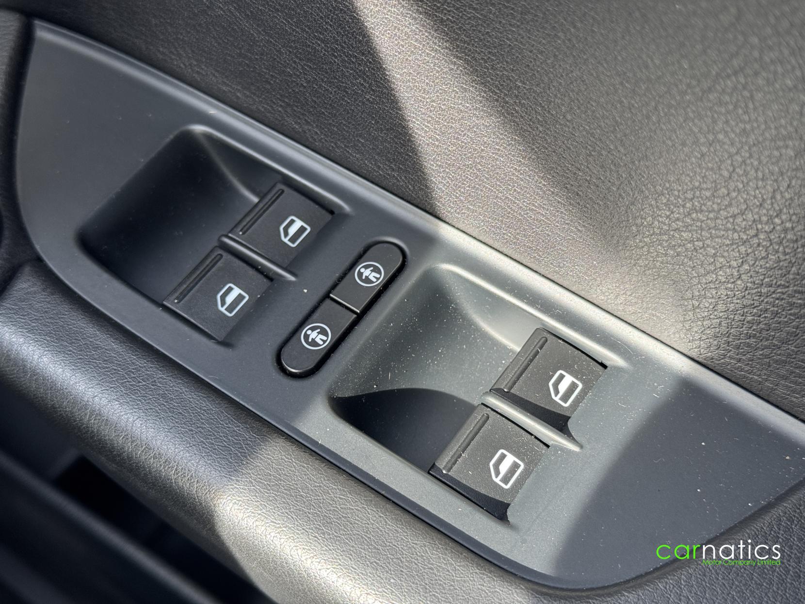 Volkswagen Touareg 3.0 TDI V6 BlueMotion Tech R-Line SUV 5dr Diesel Tiptronic 4WD Euro 5 (s/s) (245 ps)