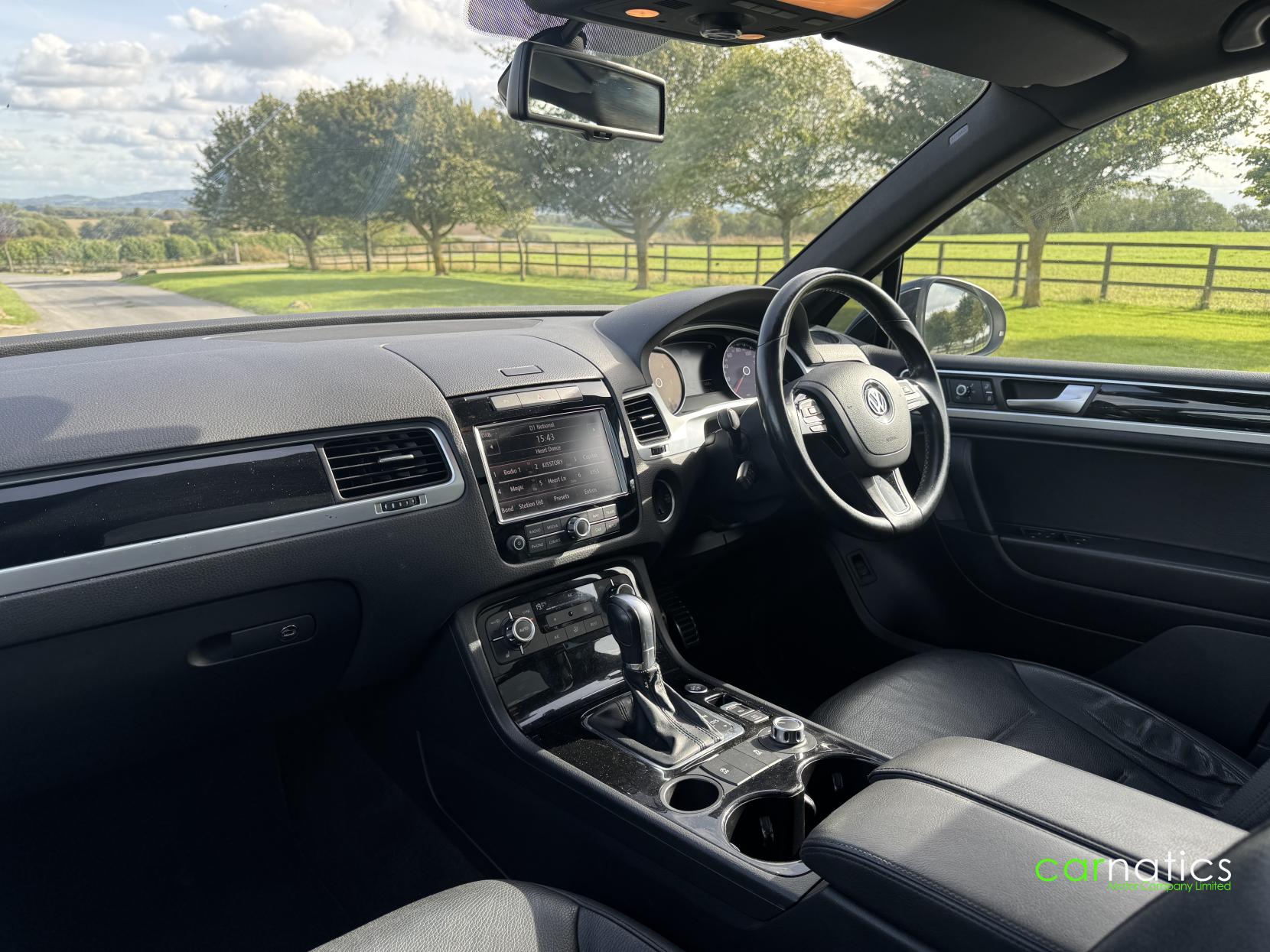 Volkswagen Touareg 3.0 TDI V6 BlueMotion Tech R-Line SUV 5dr Diesel Tiptronic 4WD Euro 5 (s/s) (245 ps)