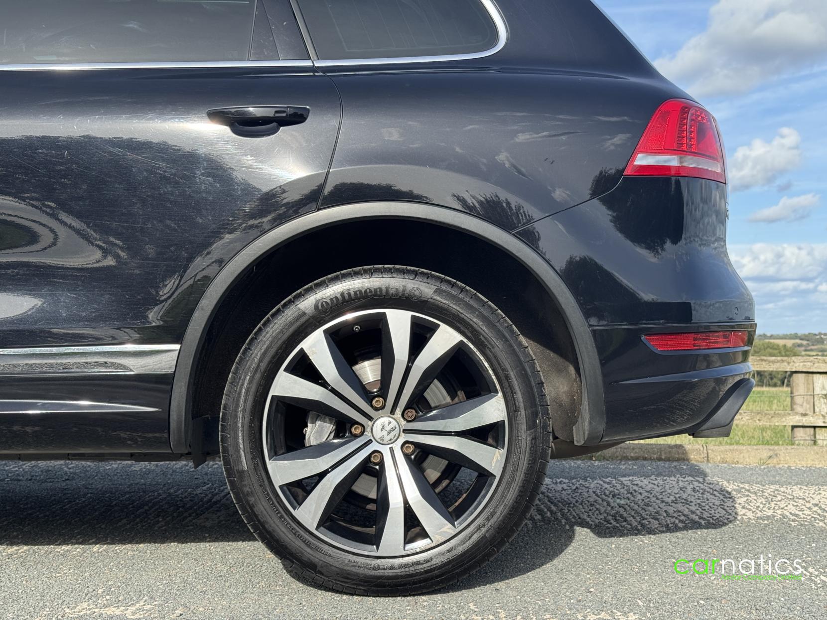 Volkswagen Touareg 3.0 TDI V6 BlueMotion Tech R-Line SUV 5dr Diesel Tiptronic 4WD Euro 5 (s/s) (245 ps)