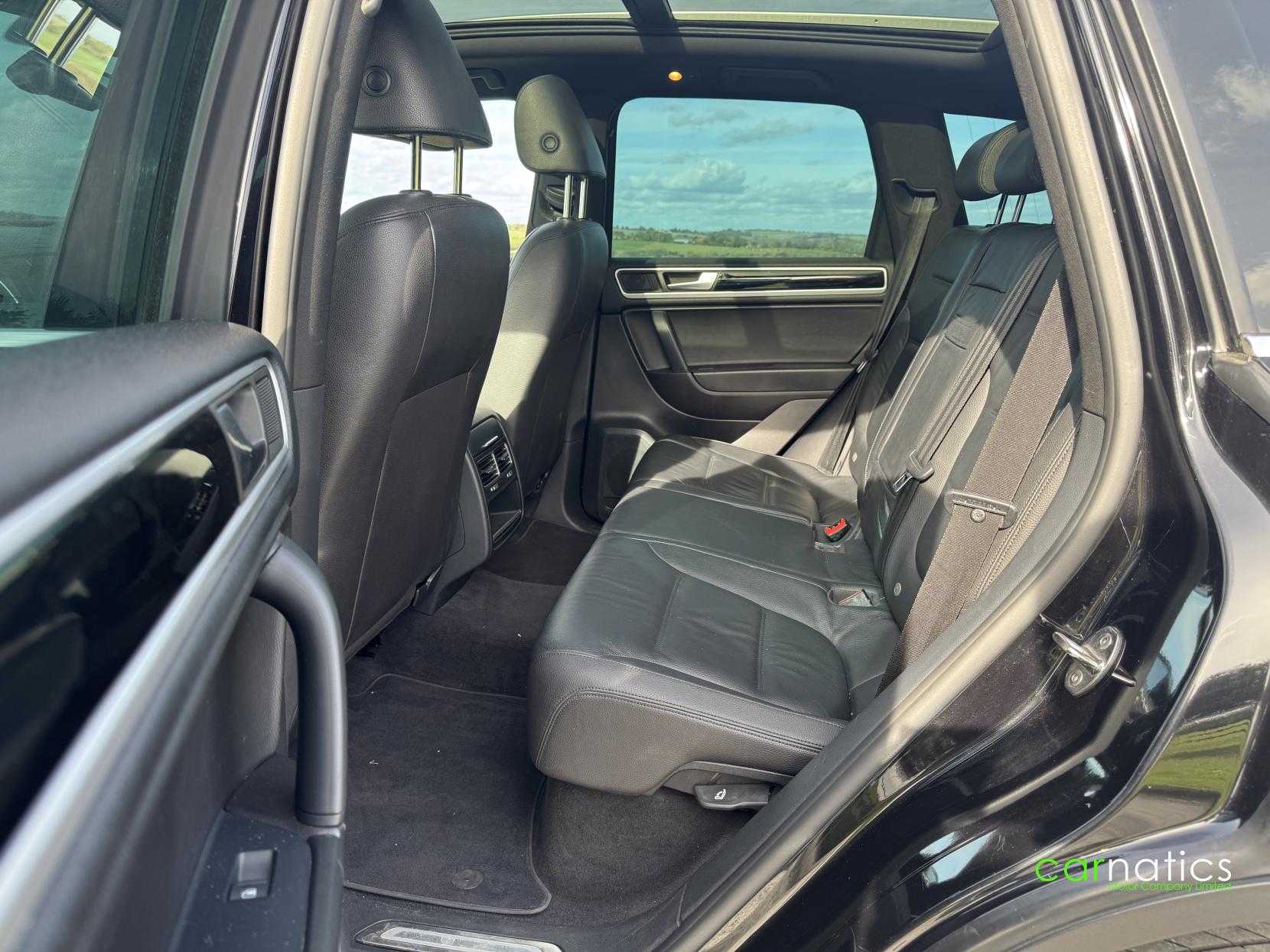 Volkswagen Touareg 3.0 TDI V6 BlueMotion Tech R-Line SUV 5dr Diesel Tiptronic 4WD Euro 5 (s/s) (245 ps)