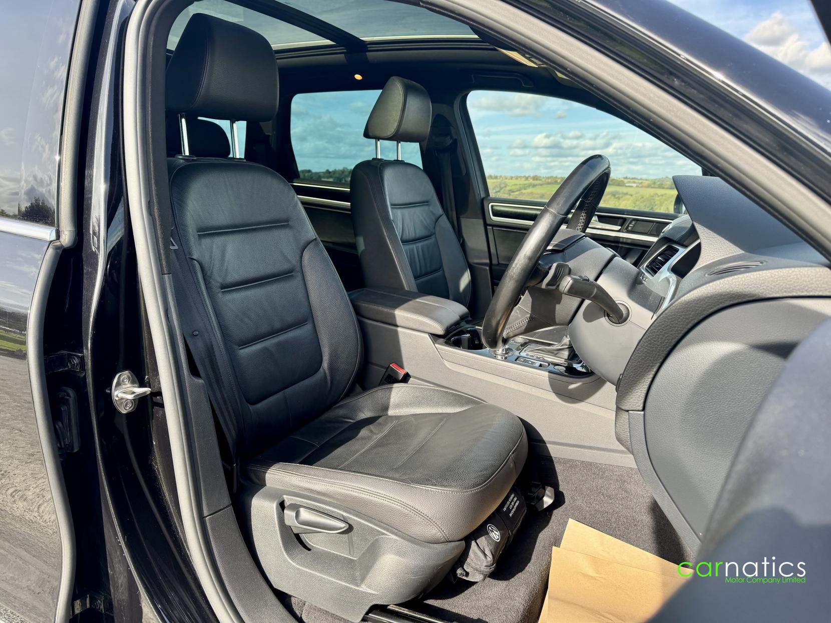 Volkswagen Touareg 3.0 TDI V6 BlueMotion Tech R-Line SUV 5dr Diesel Tiptronic 4WD Euro 5 (s/s) (245 ps)