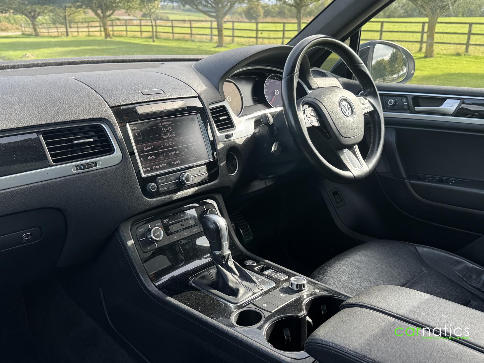 Volkswagen Touareg 3.0 TDI V6 BlueMotion Tech R-Line SUV 5dr Diesel Tiptronic 4WD Euro 5 (s/s) (245 ps)