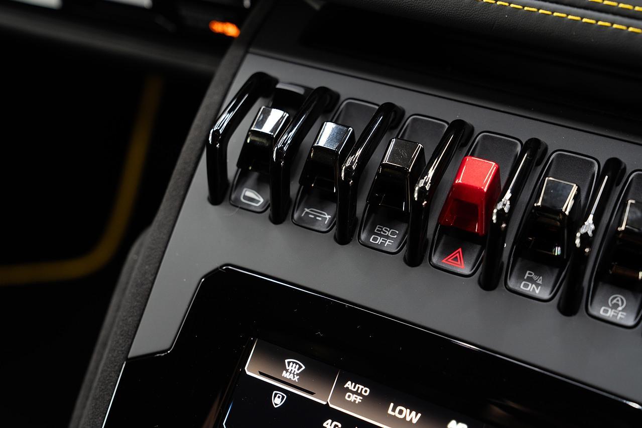 Lamborghini Huracan 5.2 V10 Sterrato Coupe 2dr Petrol LDF 4WD Euro 6 (s/s) (610 ps)