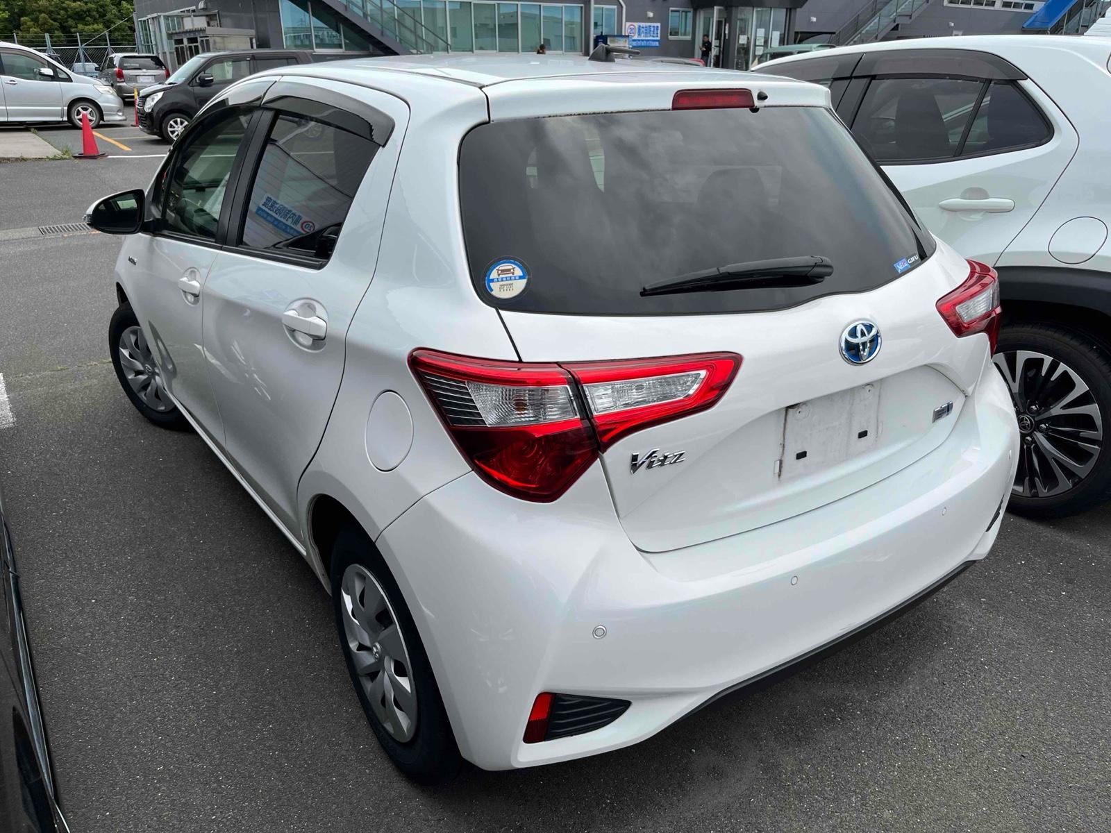 Toyota VITZ HYBRID F