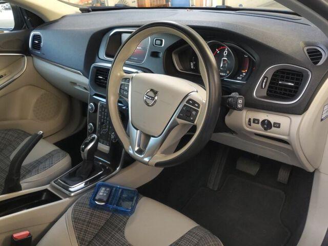 Volvo V40 D4 MOMENTUM