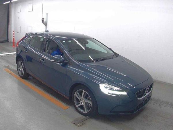 Volvo V40 D4 MOMENTUM