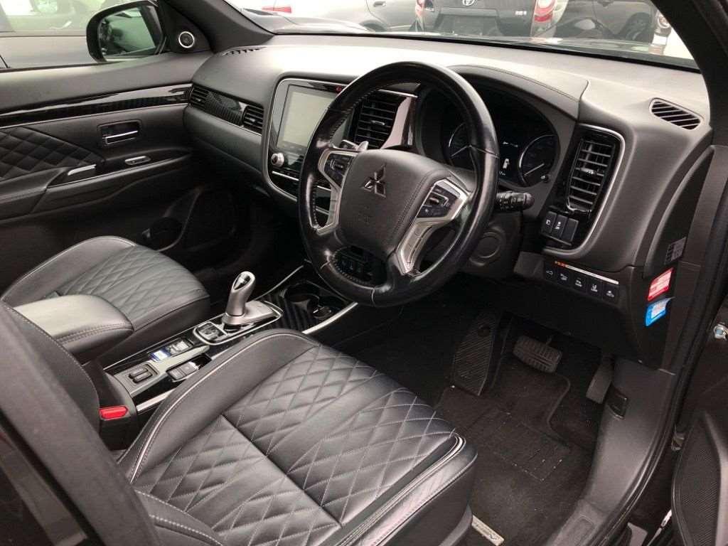 Mitsubishi ｱｳﾄﾗﾝﾀﾞｰPHEV G Premium Package 4WD