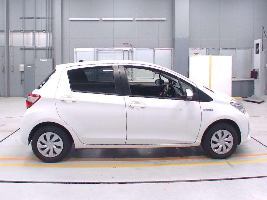 Toyota Vitz HYBRID F