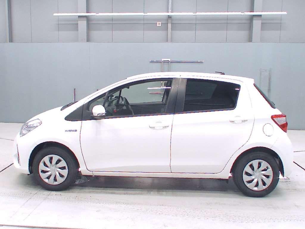 Toyota Vitz HYBRID F