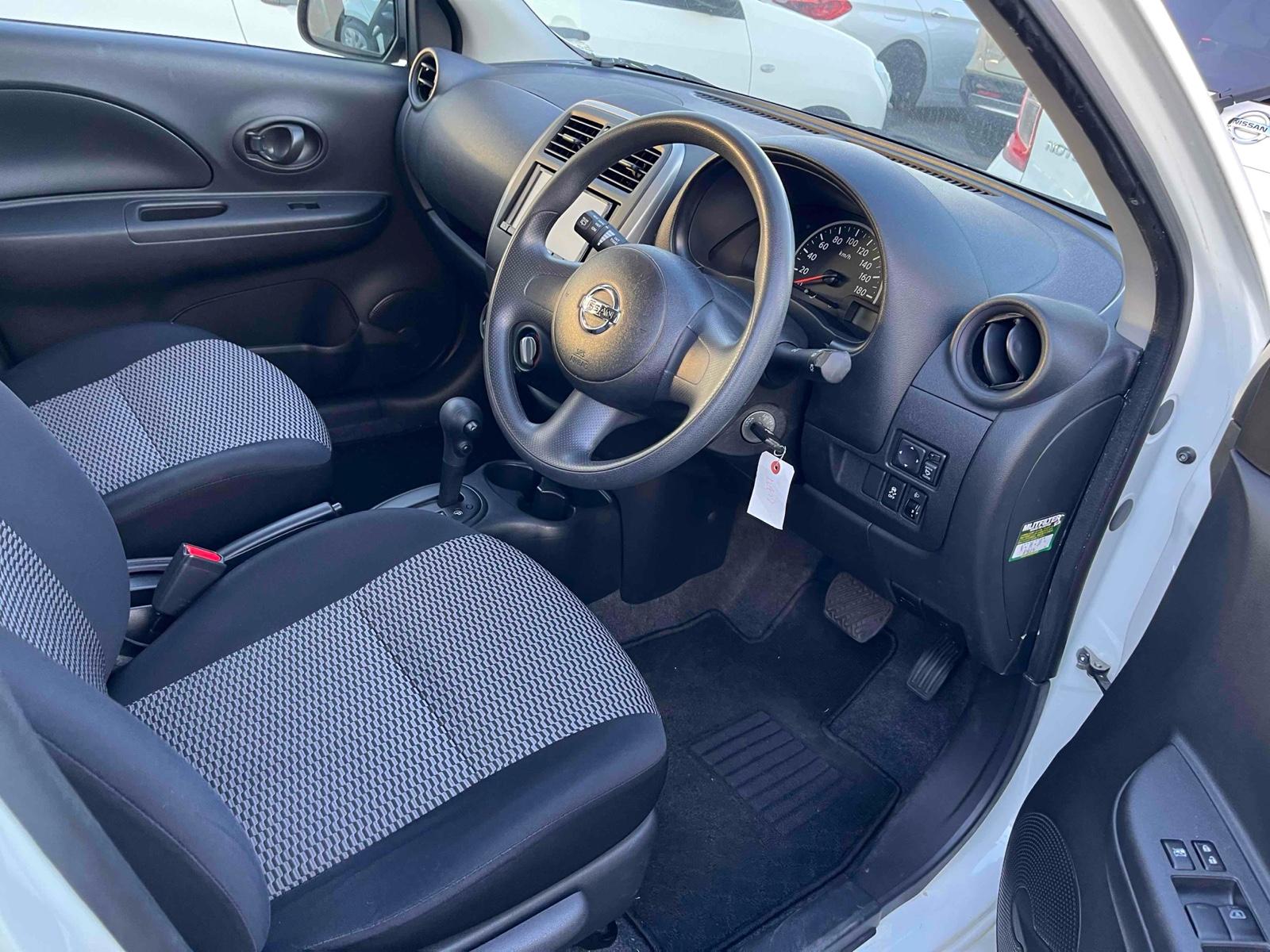 Nissan MARCH S