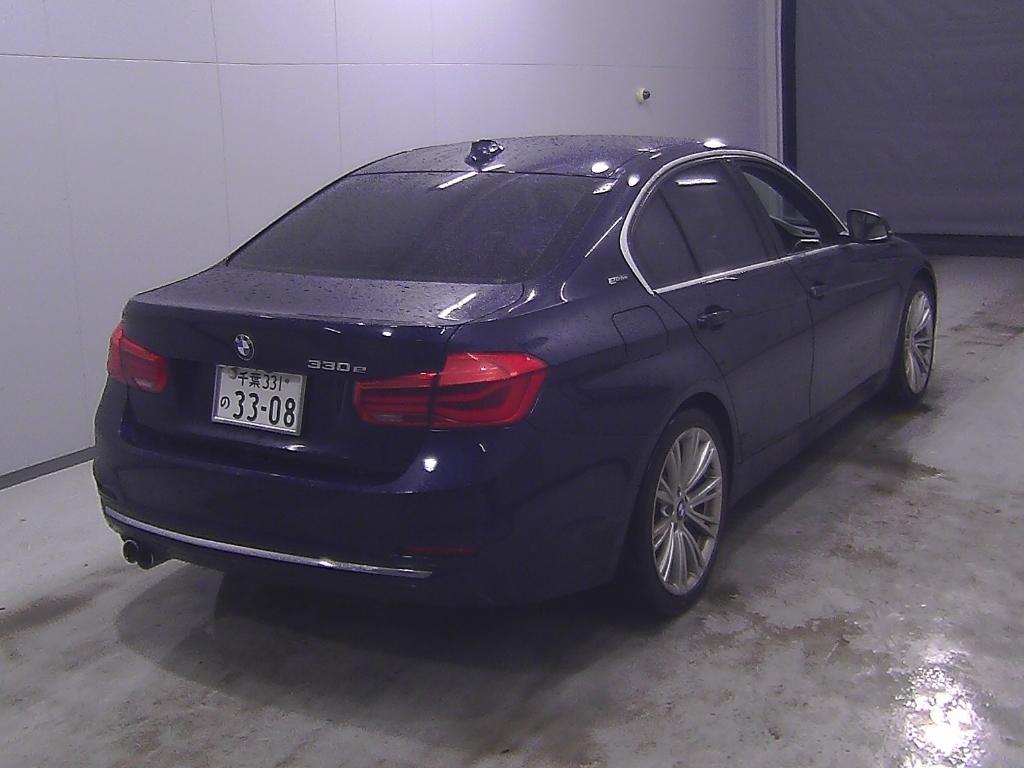BMW 3 Series 330e (standard)