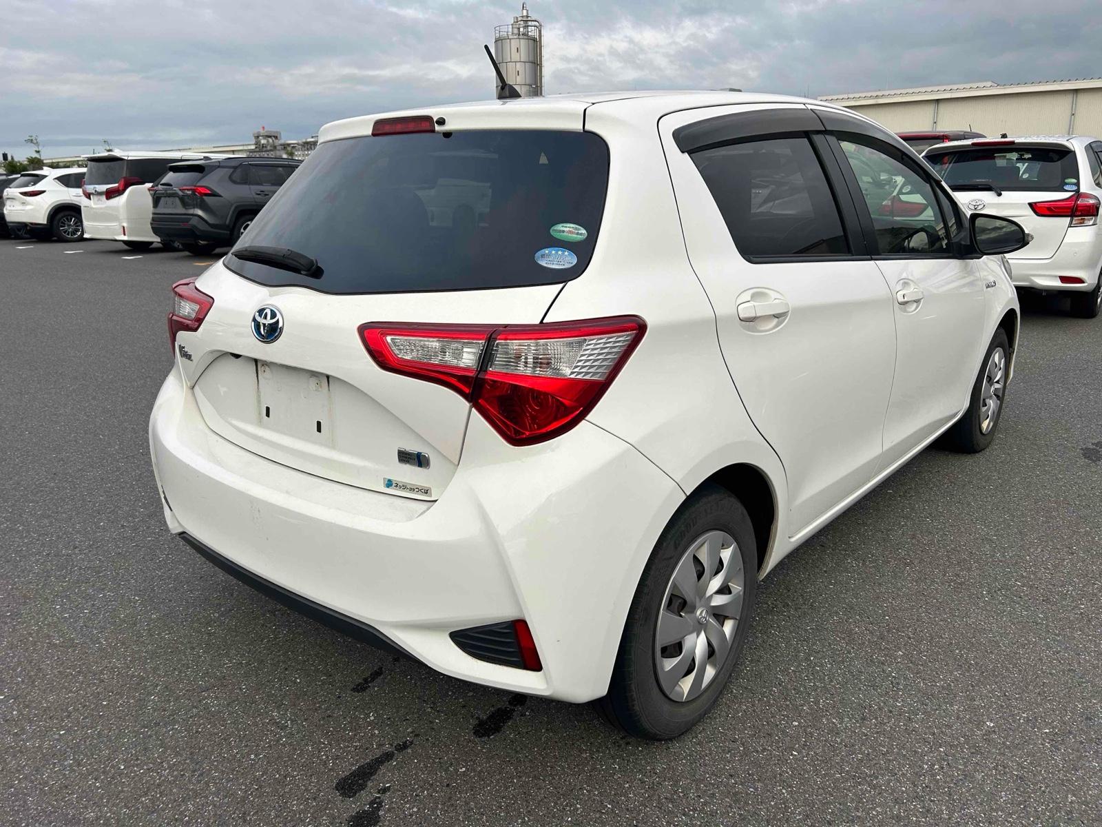 Toyota Vitz HYBRID F