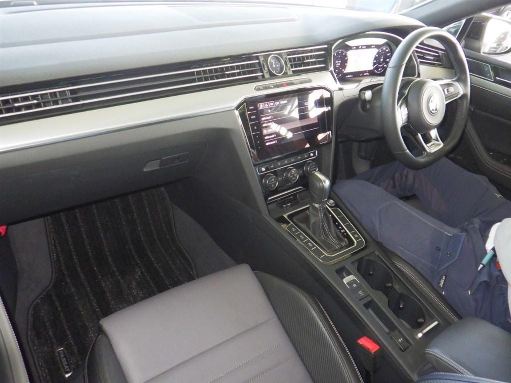 Volkswagen Passat 2.0TSI R LINE