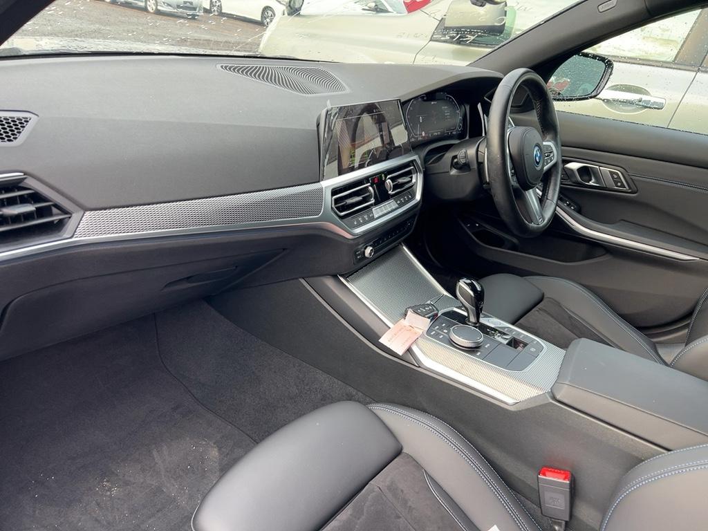 BMW 3 Series 4d 330E M SPORT