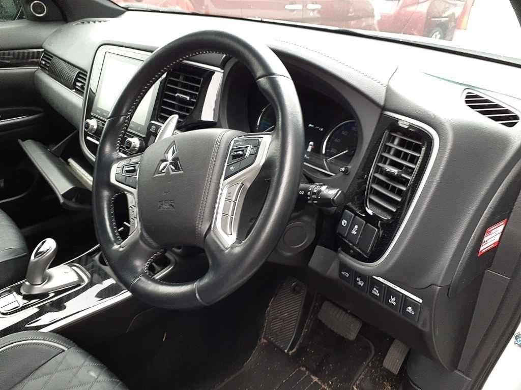 Mitsubishi ｱｳﾄﾗﾝﾀﾞｰPHEV G Premium Package 4WD
