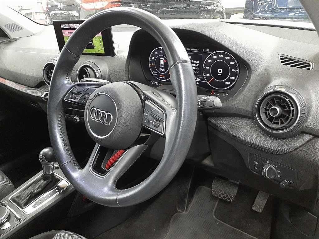 Audi Q2 ﾊｯｼｭﾀｸﾞ ｺﾝﾄﾗｽﾄﾘﾐﾃｯﾄﾞ