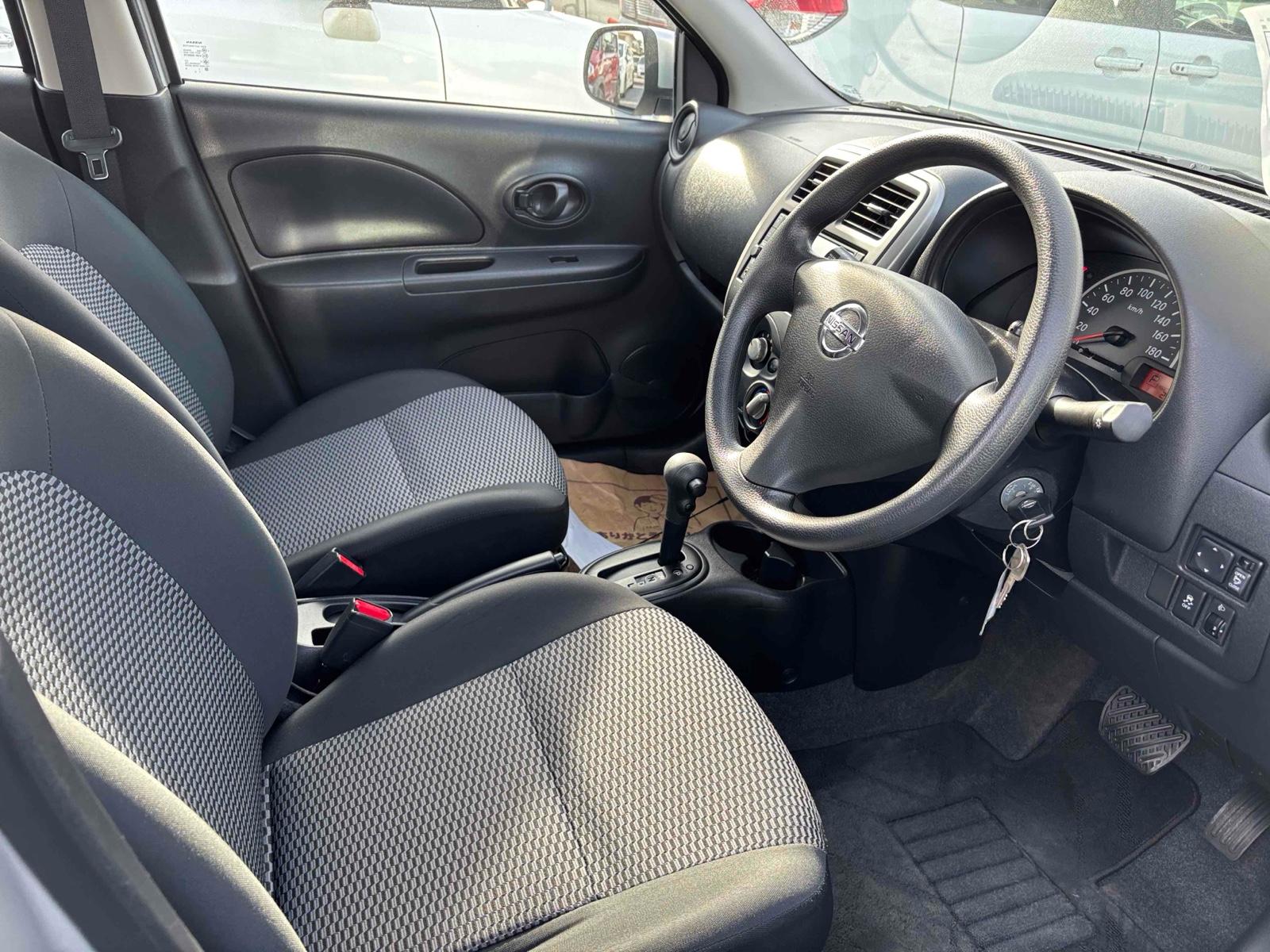 Nissan MARCH S