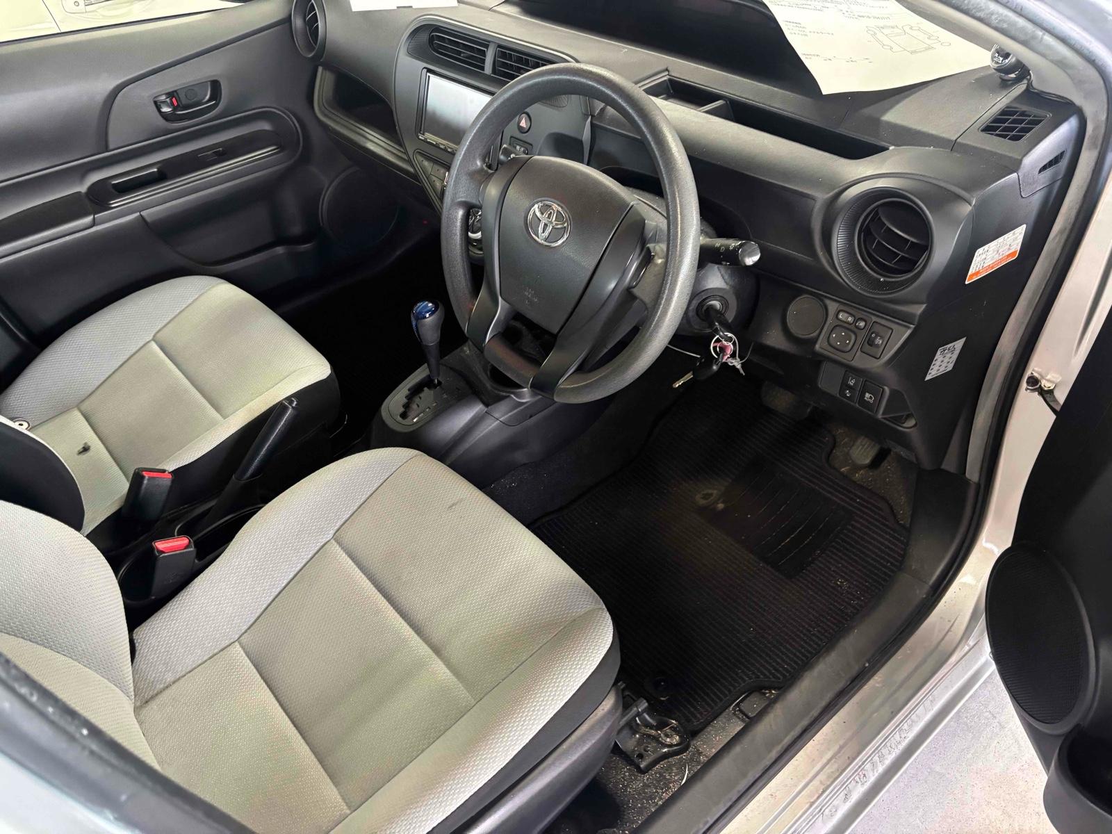 Toyota Aqua L