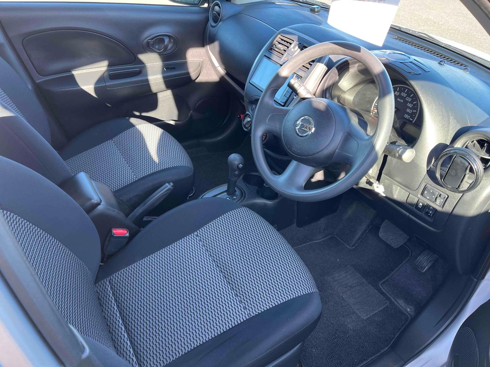 Nissan MARCH S