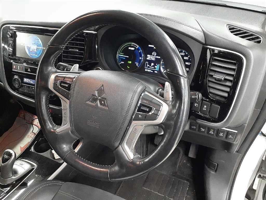 Mitsubishi ｱｳﾄﾗﾝﾀﾞｰPHEV G Plus Package 4WD