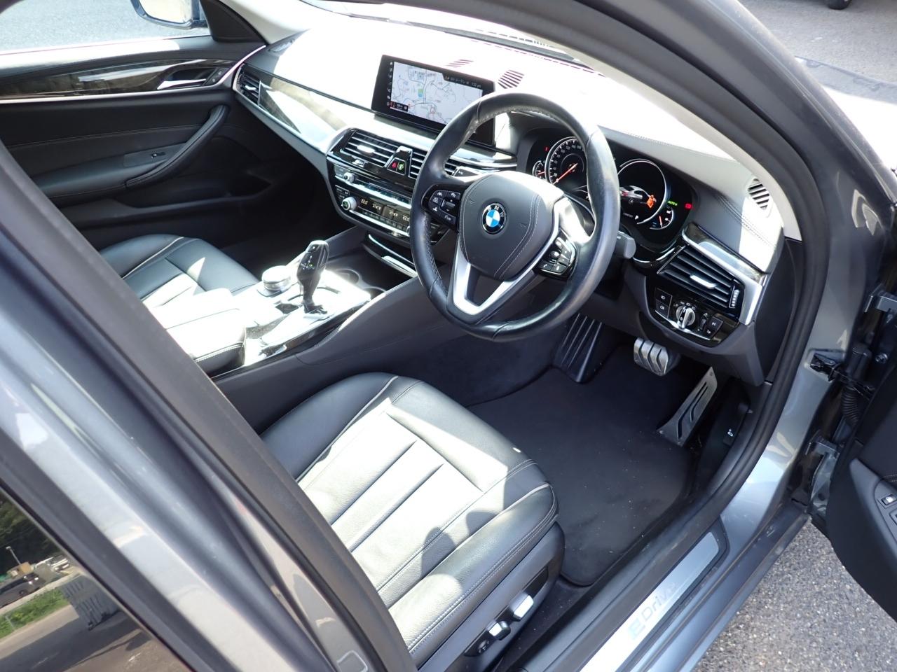 BMW 5 Series ５３０ｅアイパフォーマンスラグジュアリー