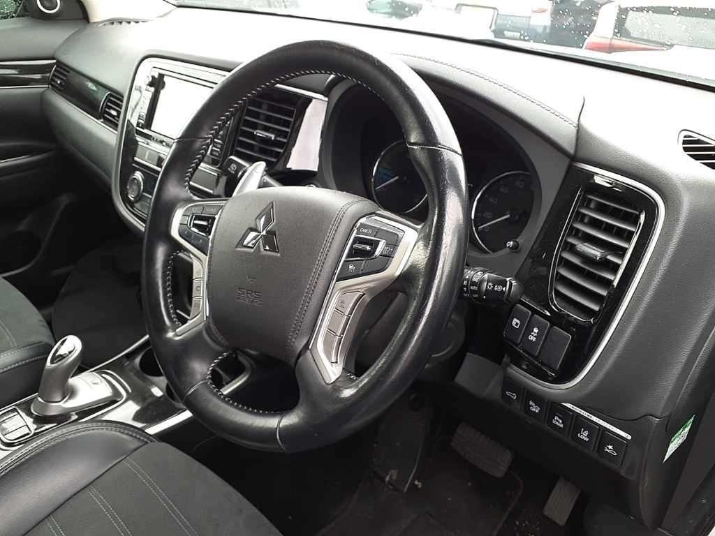 Mitsubishi ｱｳﾄﾗﾝﾀﾞｰPHEV G Plus Package 4WD