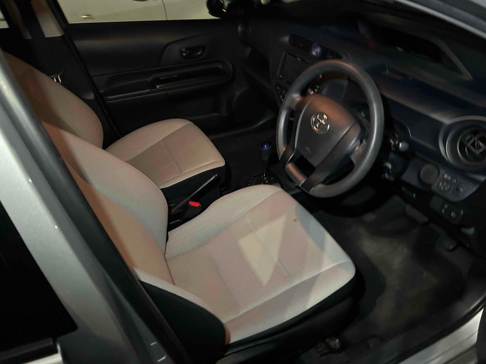 Toyota Aqua L