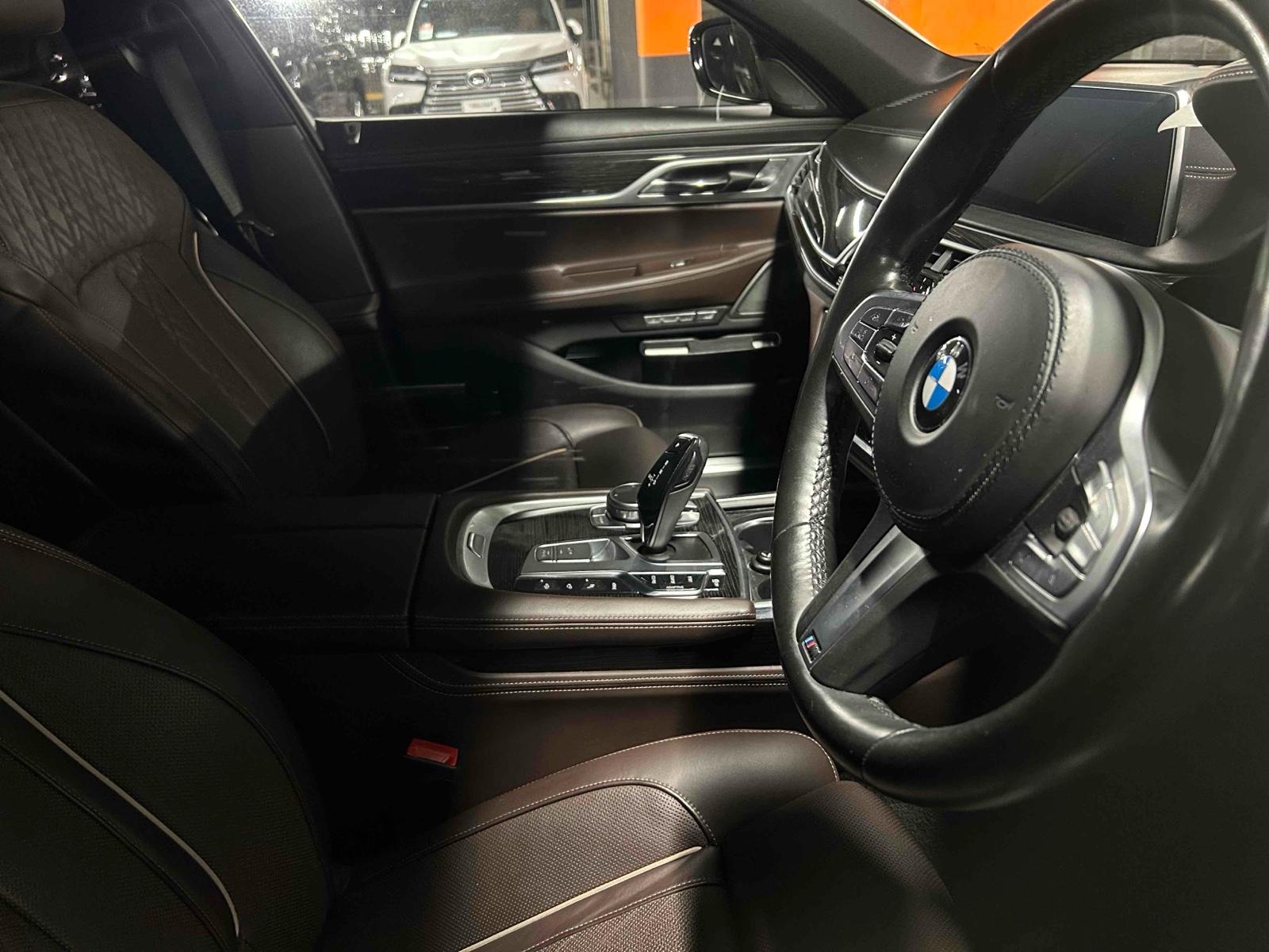 BMW 740E I PERFORMANCE M-SPORT