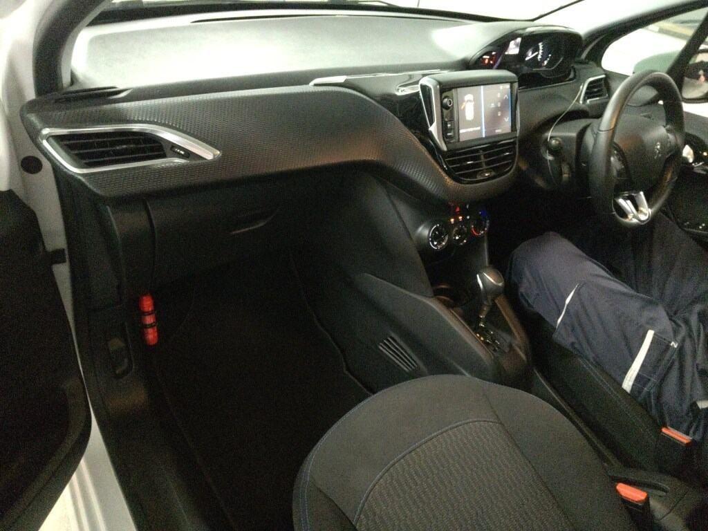 Peugeot 208 SIGNATURE