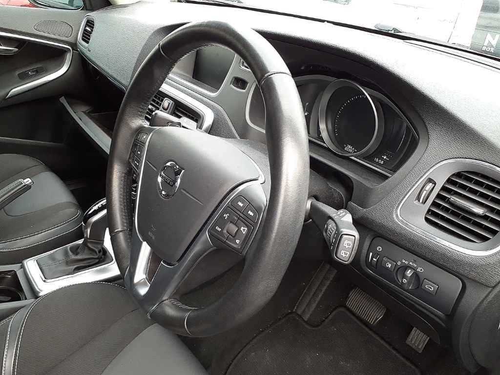 Volvo V40 D4 ダイナミックエディション