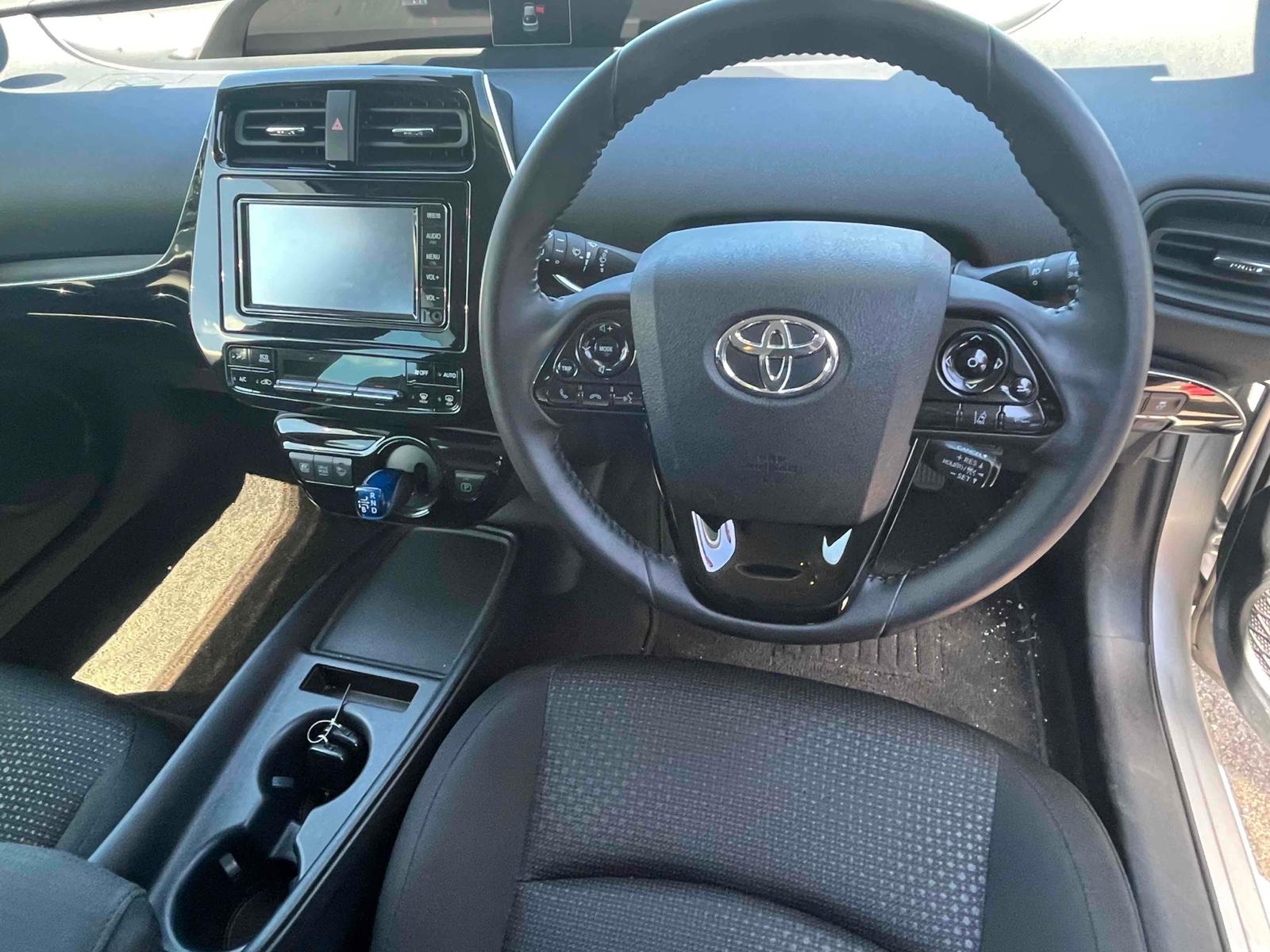 Toyota Prius  S TOYOTA SAFETY SENSP