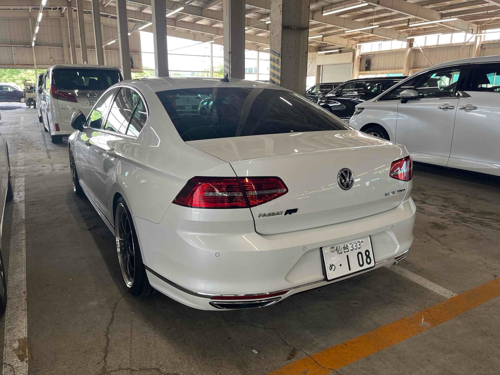 Volkswagen Passat 2.0TSI R LINE