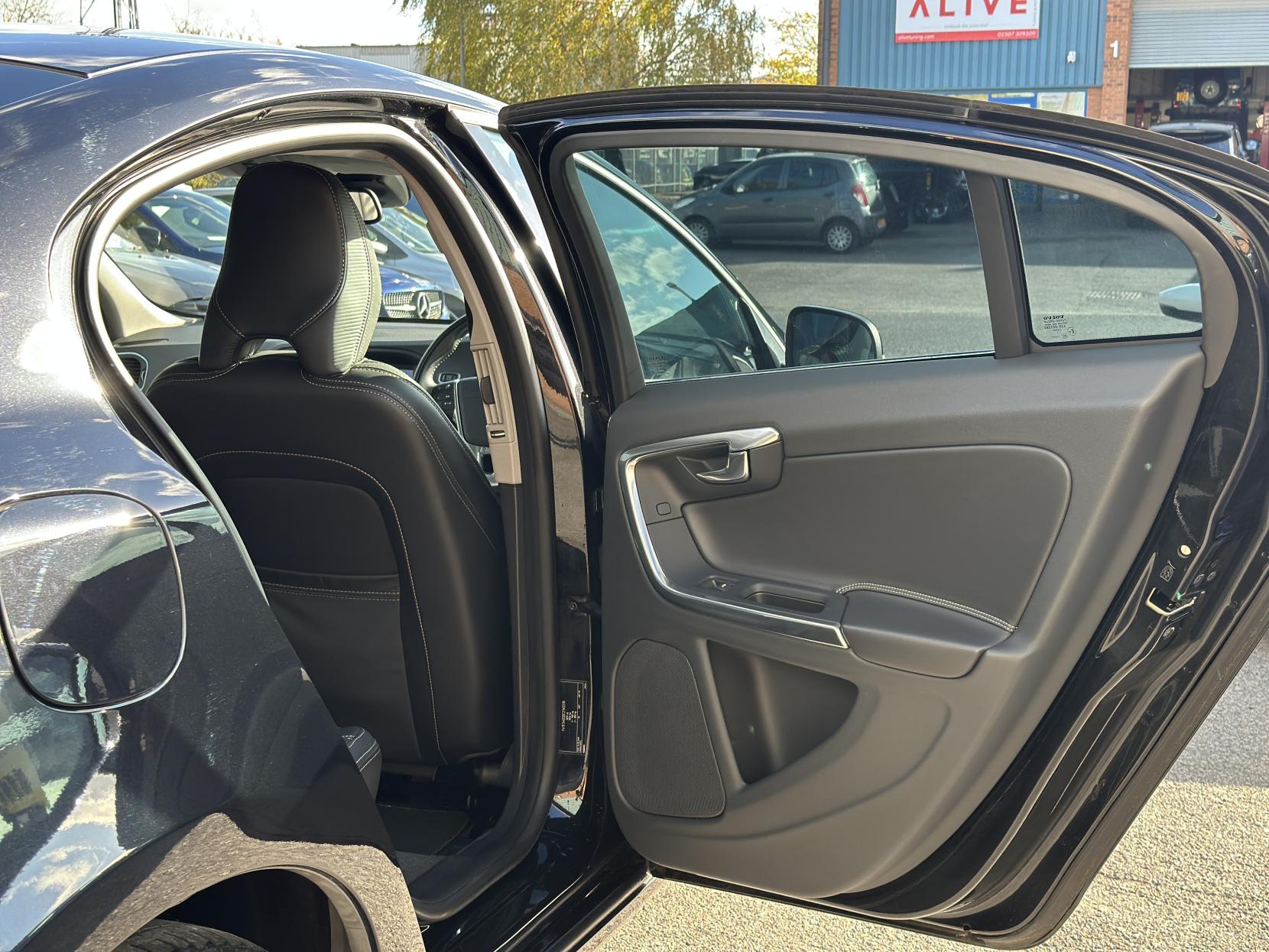 Volvo S60 1.6 T4 R-Design Nav Saloon 4dr Petrol Powershift Euro 5 (180 ps)