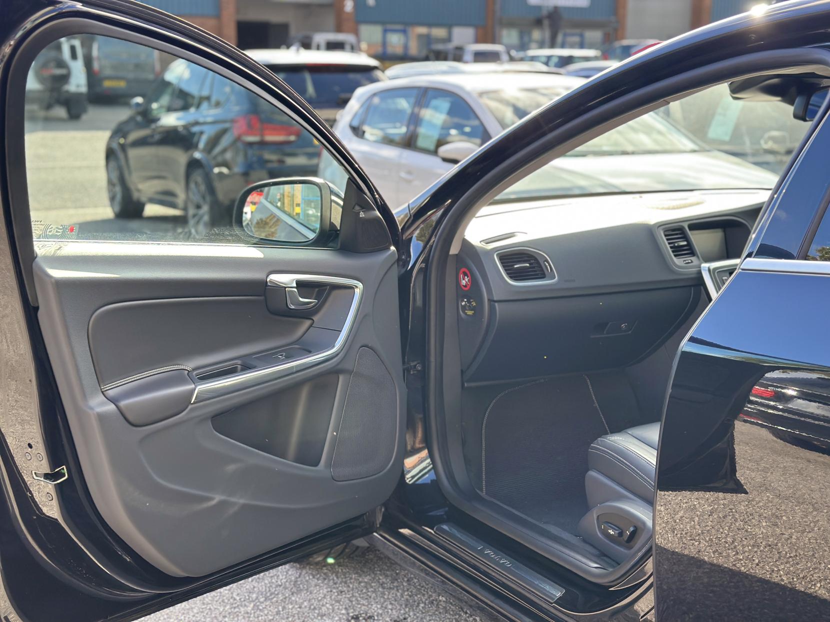 Volvo S60 1.6 T4 R-Design Nav Saloon 4dr Petrol Powershift Euro 5 (180 ps)